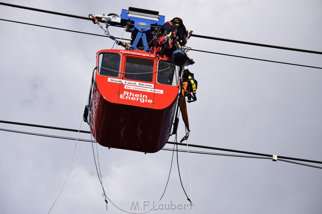 Koelner Seilbahn Gondel blieb haengen Koeln Linksrheinisch P332.JPG - Miklos Laubert